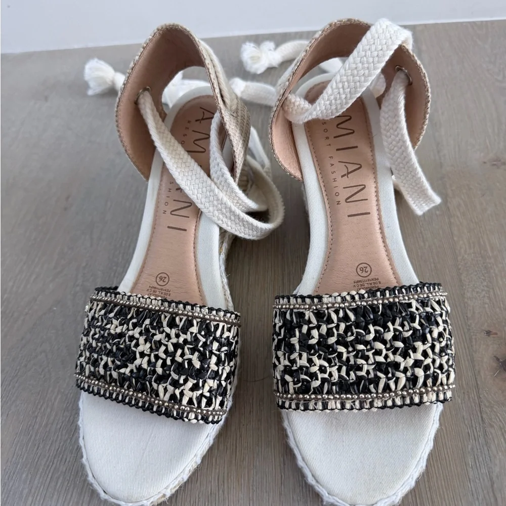 Like New Miani Black and Cream Espadrille Sandals size 8